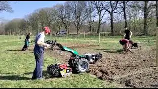 Tweedejaars helpen met aanleg voedselbos en graven profielkuil