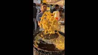 वड़ा पाव से ज़्यादा लोग यहाँ पर वड़ापाव के साथ मिलने वाली मिर्ची🌶️ खाने के लिए आते हैं!#vadapav