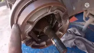 Dica Honda pcx! Remoção da roda trazeira, e troca da sapata (lona)de freio..