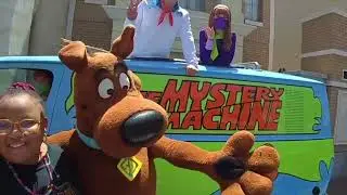 Hugging stangers at UNIVERSAL STUDIOS!!!