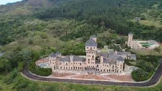 Я пролетел над вершиной замка в центре Минас-Жерайс с помощью дрона DJI Mini 4K.