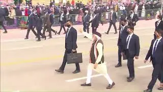 pm modi greets peoples at rajpat new delhi Republic day 2022
