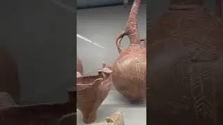 Vasijas rojas  Museo de Chipre, de Edad del Bronce  Diciembre 2025                    B. Mark&iacute;nez