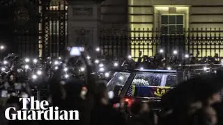 Queen's cortege greeted by crowds outside Buckingham Palace