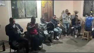 Un temita con la bandita de pueblo