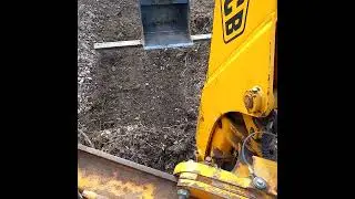 kaivurilla pihan siivous.sitä varten muokatulla kauhalla.yard cleaning.with a modified bucket