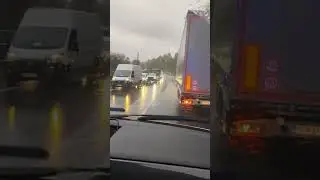 Policajti pom&aacute;hali sanitke prejsť popod upchat&eacute;&nbsp;Strečno