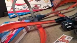 Hot Wheels Figure 8 Raceway Track (Starter Set)