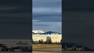 E175 landing at KPAE (paine field) #shorts #embraer #planespotting