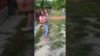 TVneWs - O mama beata cade cu copilul &icirc;n brate !