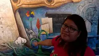 Observando pintura en el Museo del Ferrocarril