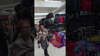 Лондон.Старый торговый центр. Продают всё.  Цветы.London.Old shopping centre.Sells everything.Flower