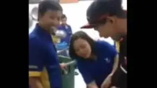 VIDEO LUCU SI CEWEK SURUH PEGANG PUNYA COWO