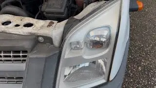 Замена левой лампочки габаритного огня Ford Transit MK7