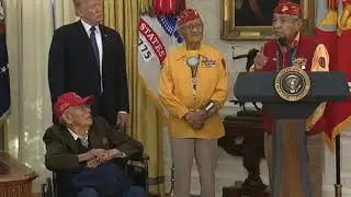 Geschmackloser Witz : Donald Trump sorgt f&uuml;r Eklat im Wei&szlig;en Haus