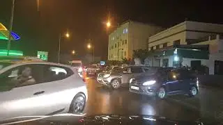 مباشرة من القصر الكبير.. نصف المدينة واقف بسبب الفيضان والنصف الآخر خدام عادي..شوفو شنو واقع