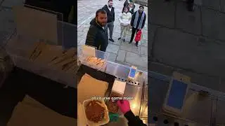 Он обожает хрустящую колбасу 😂
