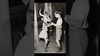 Ni&ntilde;o baila con criatura mitad cabra mitad humano en antiguo video espeluznante &ndash; Creepy vintage vide