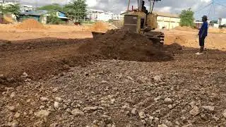 Push the ground to make it level so that the earth moving truc caneasilyenter bulldozer dump trucks 