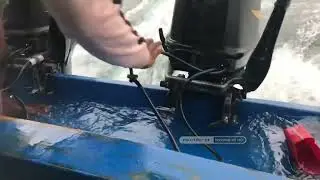 Speed Boat Menerjang Ombak