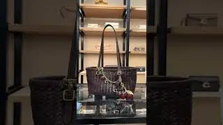Styling the woven swing zip ✨ @coach #coachny #coachretailemployee #handbags #coachbag