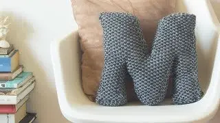 Coj&iacute;n forma de letra. DIY. Letter pillow