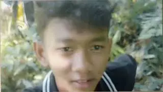 Gotong royong menebas rumput di bawa pohon sawit di samping sekolah SMPN 4 Teupah Selatan 