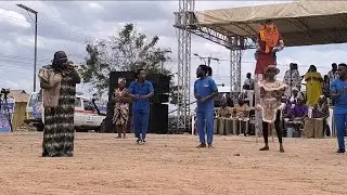 Mrisho mpoto akiimba pamoja na mtu mrefu duniani   ngongoti viwanja vya kibaha mkoa wa pwani