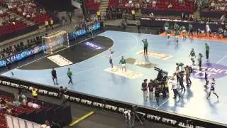 試合前にT-シャツを配るマシンガン FINAL4 2016