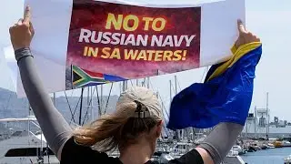 Des Ukrainiens manifestent contre la pr&eacute;sence d'un navire russe pr&egrave;s du Cap