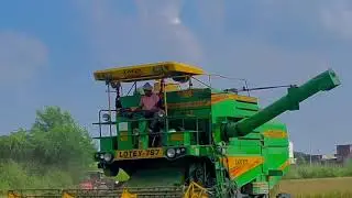  combine harvester used for harvesting rice