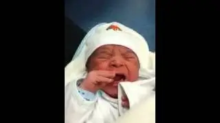 Tierno bebe llora por primera vez