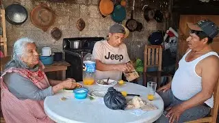 EL HOMBRE  QUE YEVA AL EXTRE SU CUERPO ESTAMOS COMIENDO  CON SOPITA