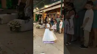 A daminha de casamento mais fofa passando pela sua timeline ❤️