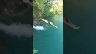Djevojka skače u rijeku Drežanku. Kupaliŝte Stupina 🇧🇦
