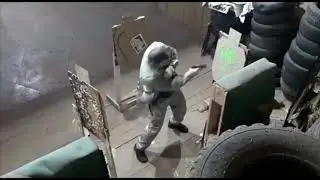 Demonstra&ccedil;&atilde;o de saque r&aacute;pido e rea&ccedil;&atilde;o com pistola em stand de tiro