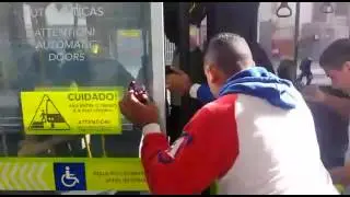Ve&iacute;culo do BRT/Move trava em plataforma