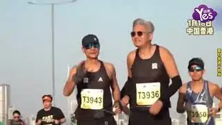 70歲周潤發陪老友跑港馬 74歲鄭則仕首馬完賽：感謝師父周潤發