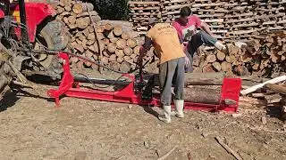 Rachador de lenha Horse Machine na lida pesada ,  lascando lenha em metro