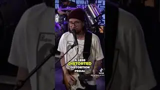 Джон Фрушанте из Red Hot Chili Peppers демонстрирует свои гитарные педали для шоу Говарда Стерна ...