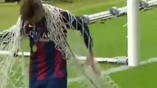 Gerald pique cuts of a football net after thrashing juventus 3-1