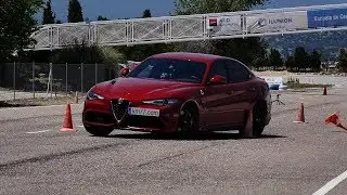 Alfa Romeo Giulia Quadrifoglio 2016 - Maniobra de esquiva (moose test) y eslalon | km77.com