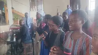 Paulo na sailasi anapemphera chautaqua youths