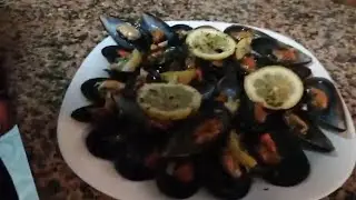 Mejillones al vapor con ajo, limón y perejil. Muy fácil de hacer.