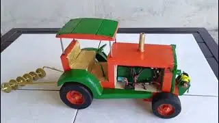 Tractor artesanal terminado, hecho con madera reciclada