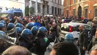 Italy: protesting taxi drivers, street vendors clash with police