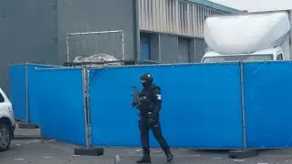 Zwaar bewapende Agenten Bewaken Cocaine Wasserij A'Dam NOORD 2 Clowns in uniform verpesten de video