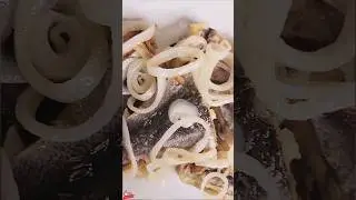 Recette facile de poisson sal&eacute; avec l'oignion blanc🧅🐟 &agrave; d&eacute;guster #saltedfish #shorts