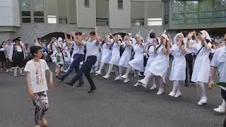 Nos divertimos en la puerta del Hospital 2025
