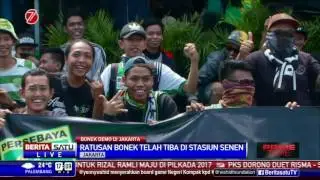 Ratusan Bonek Tiba di Stasiun Pasar Senen